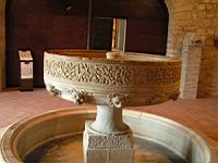 Fontaine d'ablutions, marbre, fin 12eme, vient de l'abbaye de Lagrasse, musee de Carcassonne (2)